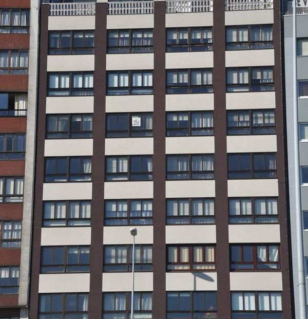Pinturas Iglesias edificio con color caoba 