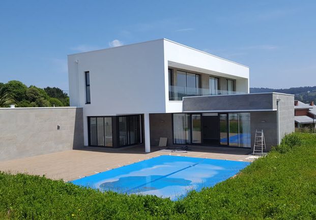 Pinturas Iglesias casa con piscina